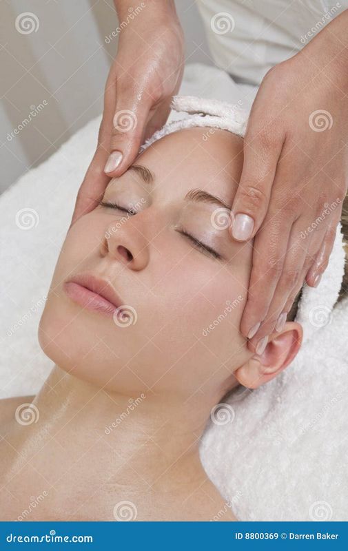 Masaje con piedras calientes Masaje con piedras calientes